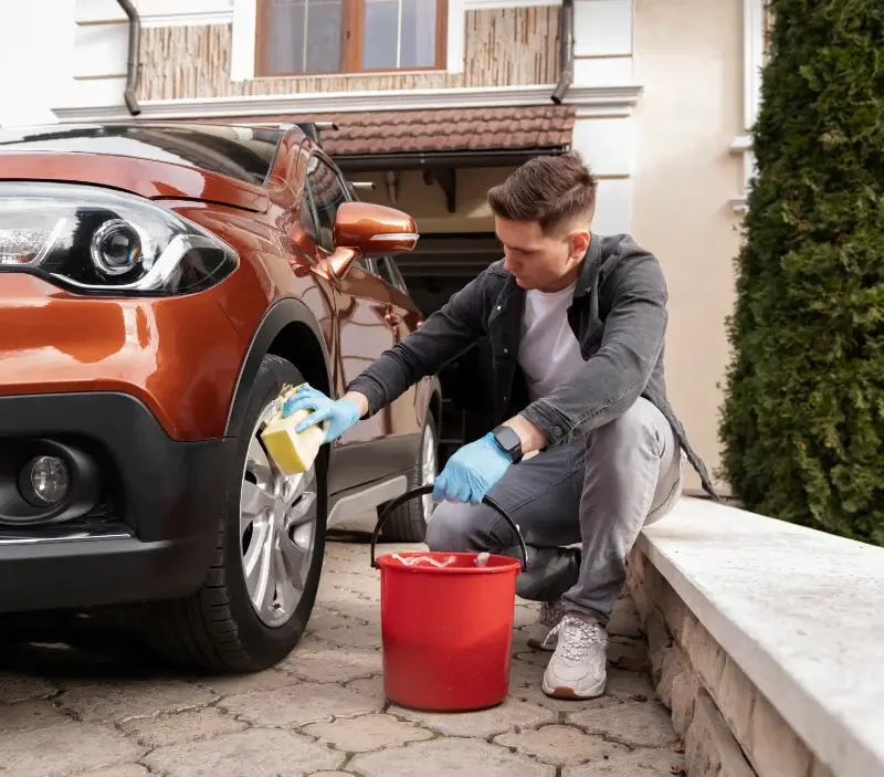 Lavage auto à domicile Courpière : professionnel intervenant sur un véhicule